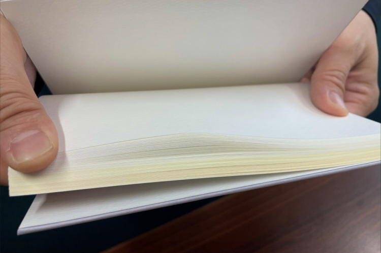 색과 질감이 다른 종이로 만든 노트