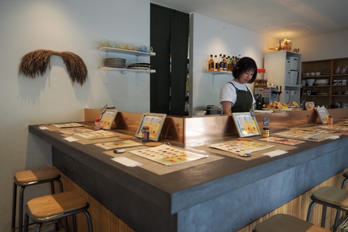 점내는 모두 카운터석