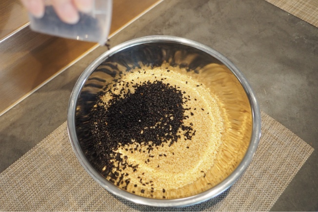 흑미와 현미(모두 「니코마루」)를 혼합한 「mitoho」오리지날의 켄메