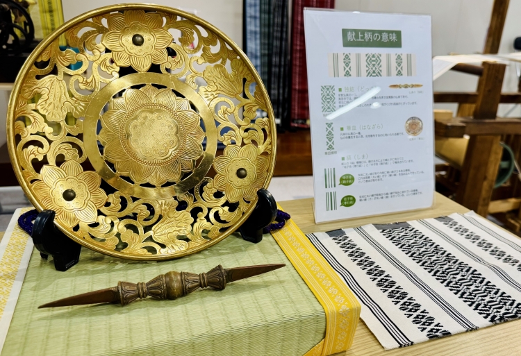 좌하：독귀(도코), 좌상：화접시(하나자라)라고 하는 불구가 헌상 무늬의 모양이 되고 있다