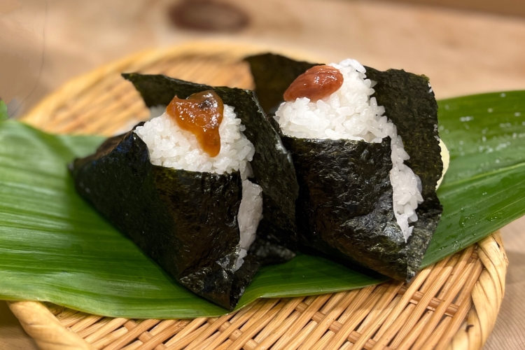 푸른 고추를 섞어 만드는 "남만 된장"(왼쪽)과 강한 신맛이 특징인 "후지 고로 매화"