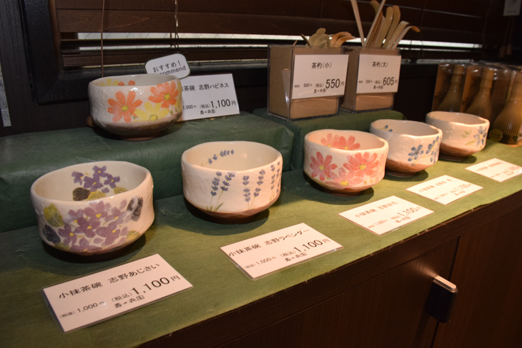 차 문화의 매력을 발신하기 위해 다기와 차 도구도 판매