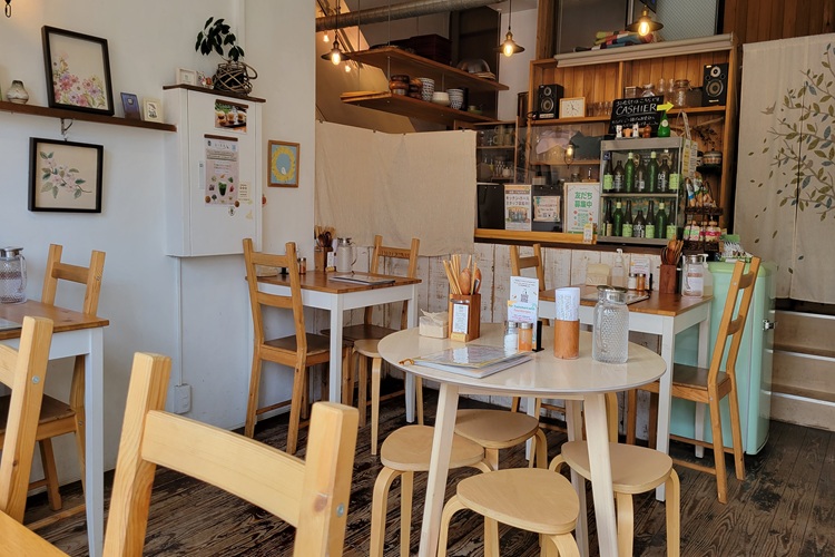 사랑스러운 잡화와 소품을 디스플레이 한 따뜻한 인테리어