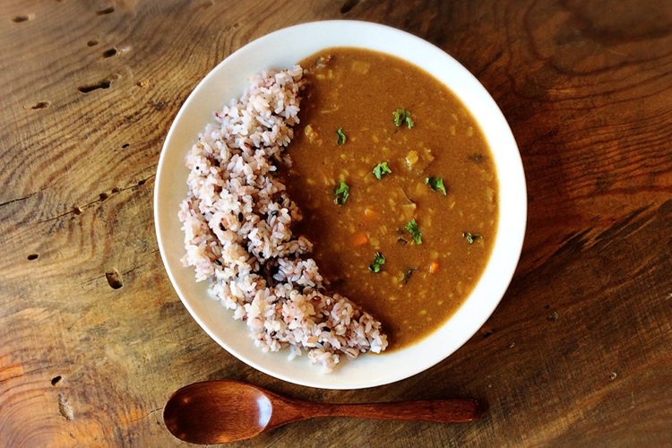 상냥한 입맛의 「비건 카레」. 천천히 끓인 야채의 맛이 퍼진다.