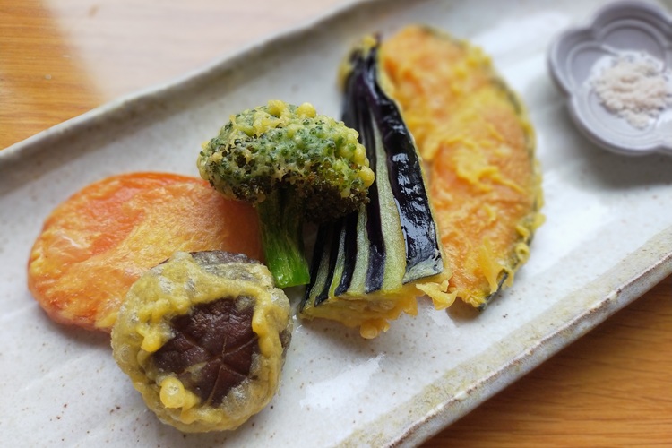 외국인 관광객에게도 팬이 많다는 튀김. 식감과 채색에도 신경을 쓴 자신작