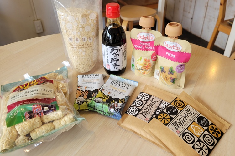 점내에서 판매하는 비건을 위한 식재료와 조미료