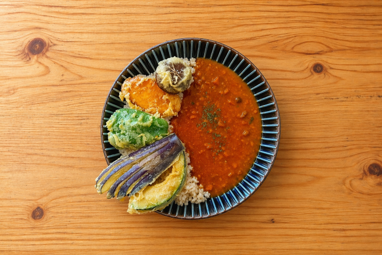 색채를 고집한 「야채의 튀김 카레」는 외형에도 화려하다
