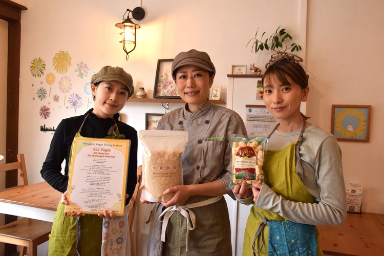 왼쪽에서 린 씨, 오야마 씨, 요시다 씨