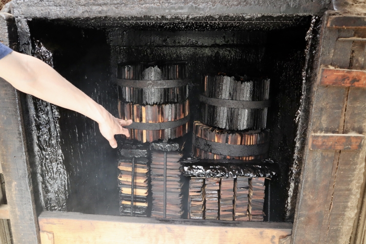 이부시 작업에 휴식은 없다. 매일 빠짐없이 나무 쓰레기가 묻혀있다.