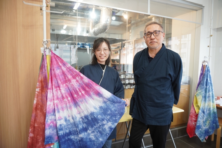 스탭의 사이토 메구미씨(왼쪽), 대표 이사 사장의 아오야마 신이치씨(오른쪽)
