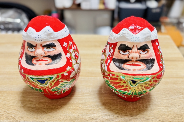 6대째의 토모코씨가 만든 작품(왼쪽) 5대째의 다카시씨가 만든 작품(오른쪽). 제작자에 따라 감촉이 다르다