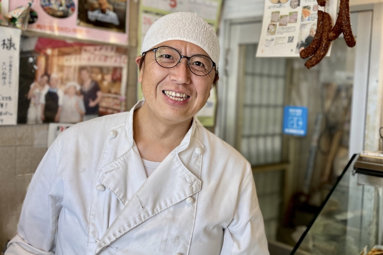 점주의 사사키 타이치 씨. 매일 새로운 맛을 추구하고 있습니다.
