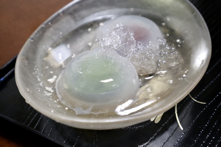 말차안(앞)과 고시안(안쪽). 말차안은 8대째가 개발한