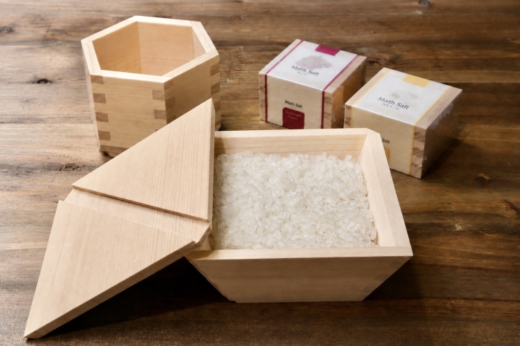 앞에서 시계 방향으로 "COBITSU (코비츠)", "록 매스" "Math Salt (매스 솔트)"