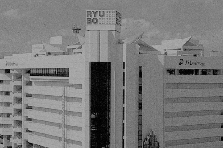 1991(헤이세이 3)년에 현재의 복합 상업 시설 「팔레트 구모지」에 점포를 이전