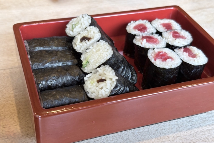 식초의 맛으로 깔끔하게 먹을 수 있는 「소바 스시」