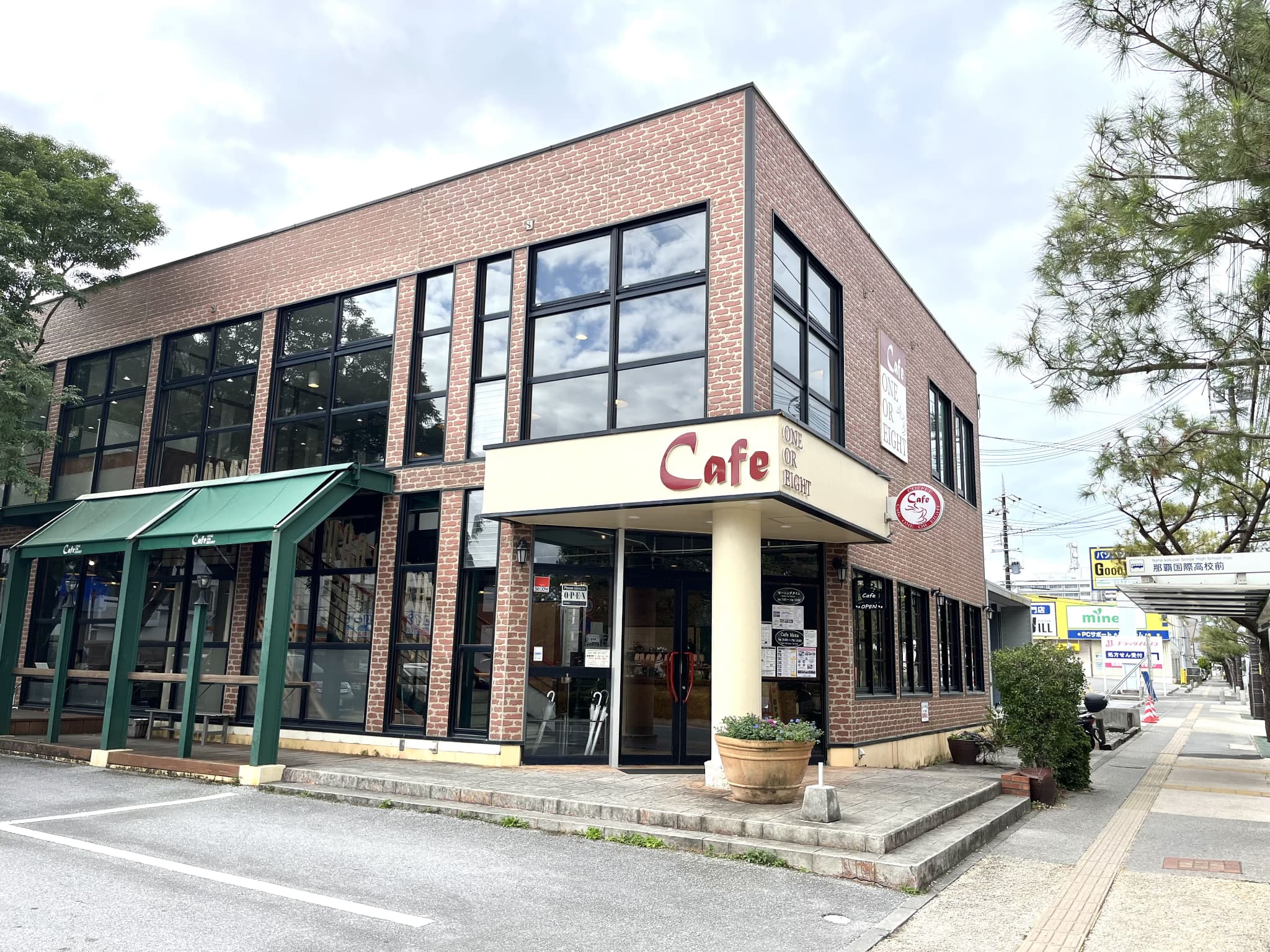 沖縄の町並みを感じながら、自分らしい時間が過ごせる「Cafe ONE OR EIGHT」